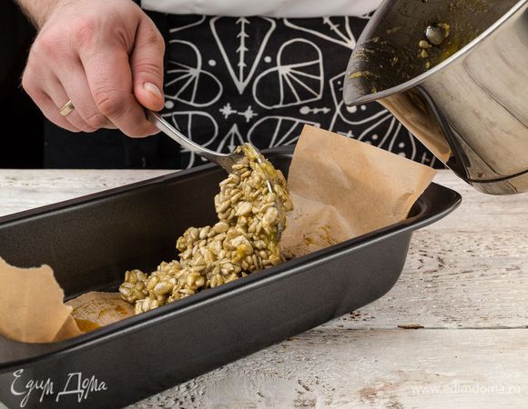 Выложите массу в форму.