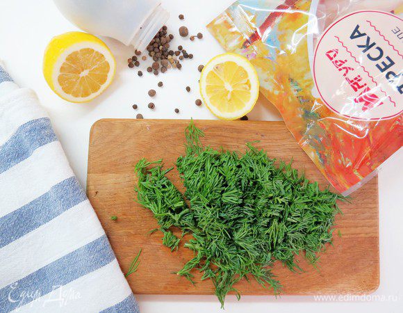 Мелко порезать укроп. 