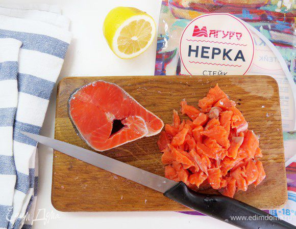 Готовим начинку из красной рыбы. В оригинале рецепта была указана семга, я решила заменить ее неркой ТМ «Магуро».  Вышло отлично, рыбка очень вкусная и яркая, слой из нерки вышел контрастным. 
Порезать филе нерки, у меня были стейки, поэтому я удалила кожу и центральную косточку, а мякоть нарезала.
Филе посолить и сдобрить щепоткой красного перца.