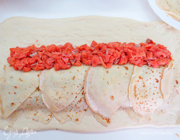 С наклоном на предыдущий слой выложить третью начинку (у меня из нерки).