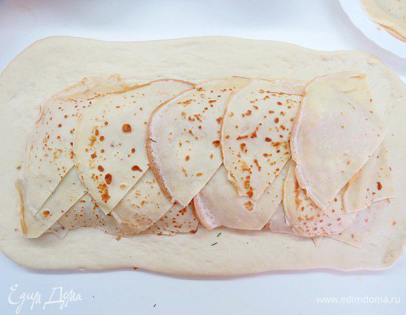 Укрыть третью начинку блинами.