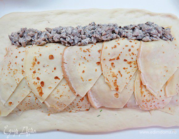 Последний 4 слой (грибной) просто выложить полосой по краю прямоугольника. Этот слой накрывать блинами не нужно. 