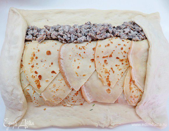 Закрыть содержимое пирога сначала с узких сторон, подгибая конвертиком.