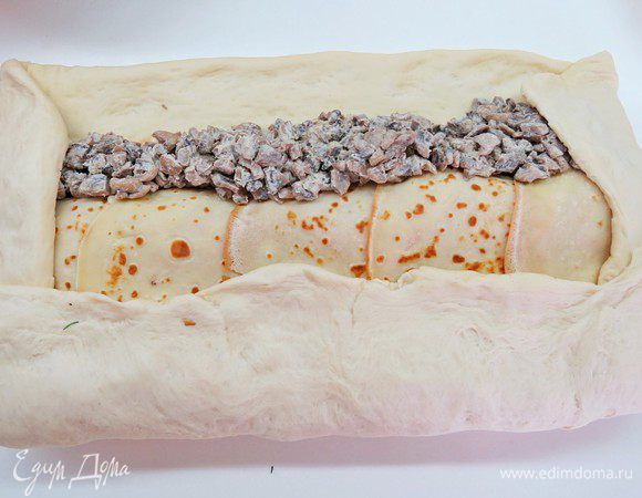 Затем складываем широкие стороны также конвертиком, но уже внахлест.