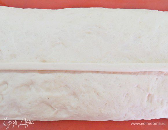 Аккуратно переворачиваем нашу кулебяку  швом вниз на застеленный пекарской бумагой противень. Используя отложенный кусочек теста сделать украшения. Часть теста раскатать в длинный жгут и уложить по всей длине пирога, имитируя защип. 