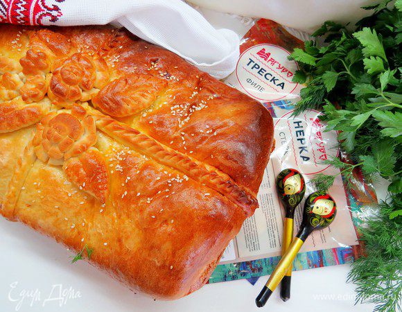 Готовый пирог сразу перекладываем на деревянную доску, даем остыть пирогу минут 20.