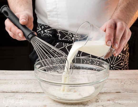 Духовку предварительно разогреть до 180°С. Муку просеять через сито. Молоко подогреть — оно должно быть теплым, но не горячим. Дрожжи развести в небольшом количестве теплого молока. Когда они полностью разойдутся, соединить с остальным молоком.
