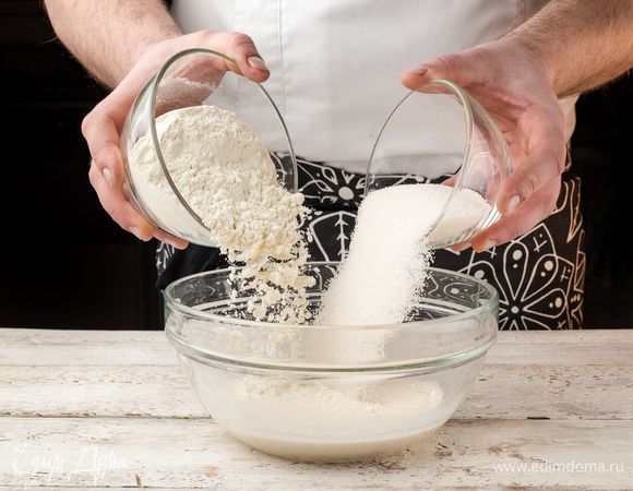 Постепенно всыпать в молоко муку (немного муки оставить), затем соль и щепотку сахара и замесить тесто. Оставить кастрюлю с тестом на час в теплом месте без сквозняков.