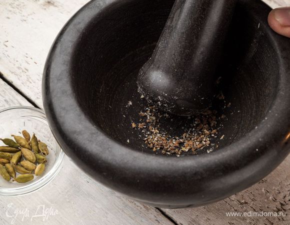 Из стручков кардамона вынуть зерна и растереть в ступке или измельчить при помощи скалки.