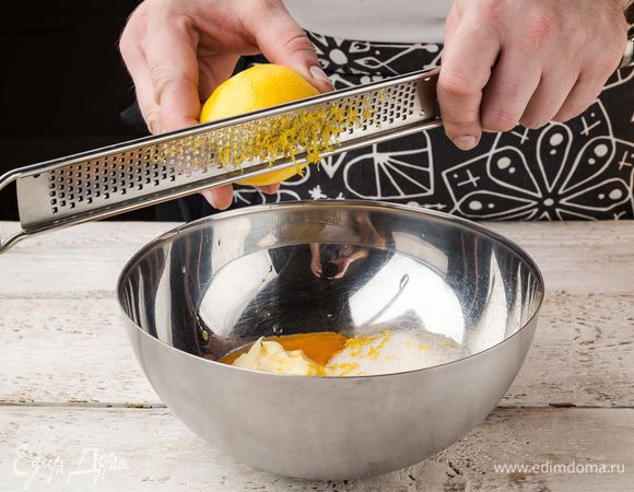 В миску выложить желтки, сахар, размягченное сливочное масло. Натереть цедру лимона на мелкой терке.
