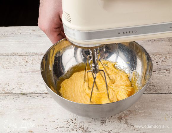 Взбить получившуюся массу миксером.