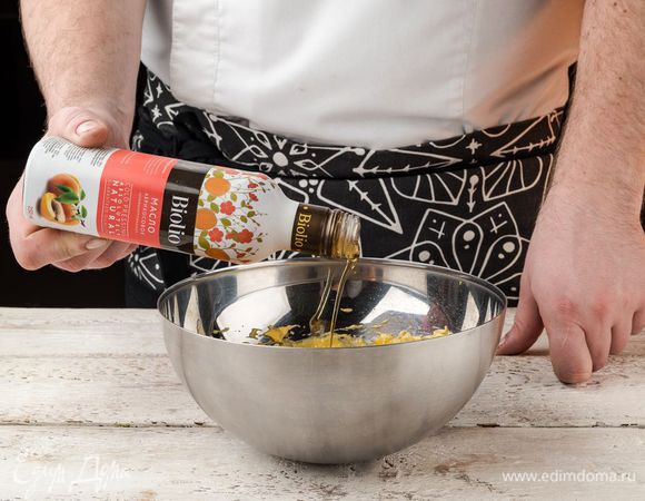 Соединить орехи и кардамон с тестом, вымесить все вместе, добавить абрикосовое масло Biolio, накрыть полотенцем и поставить подходить в теплое место еще на час.