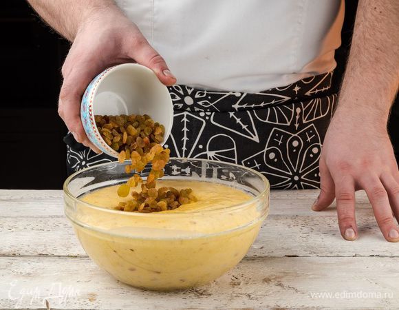 Изюм промыть, всыпать в тесто и вымешать еще раз.