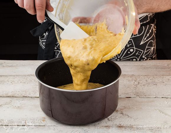 Форму для выпечки смазать сливочным маслом. Получившуюся массу выложить в форму и выпекать 40–50 минут в разогретой духовке.
