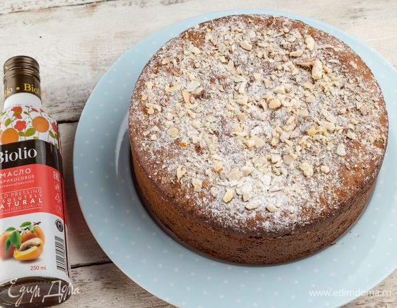 Когда кулич будет готов, смазать его сверху сливочным маслом, присыпать оставшейся миндальной крошкой. 