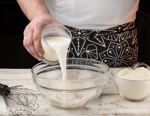 Для опары: нагреть молоко, смешать дрожжи, ложку муки, ложку сахара. Перемешать и поставить в теплое место для увеличения в объеме.