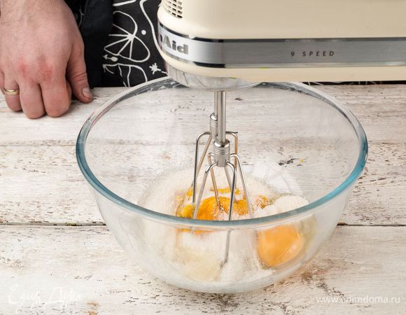 Готовим тесто. 2 яйца и желток хорошо взбить с сахаром.