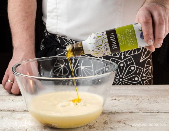 Добавить взбитые яйца, соль, ванилин, льняное масло Biolio и все хорошо перемешать. 