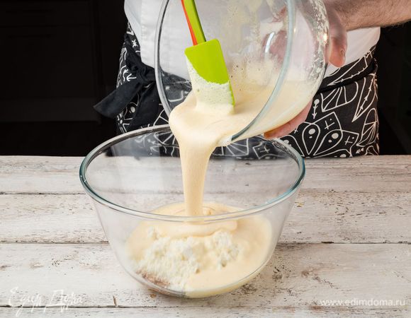 Влить опару.