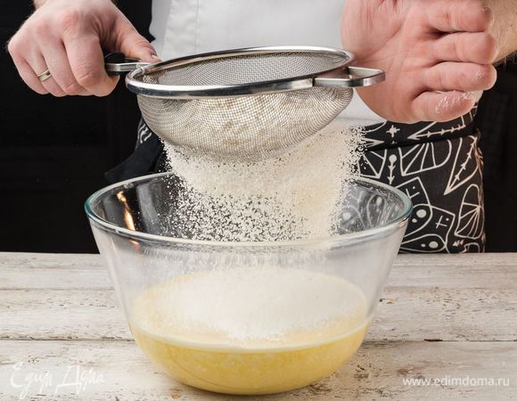 Просеять муку в массу и все хорошо перемешать. 