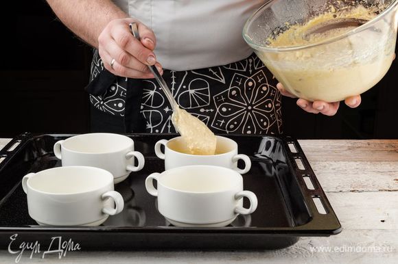 Выложить тесто в формы на 0,5 высоты и оставить подходить еще на 15 минут. Выпекать куличи при 180°С в течение 50 минут.