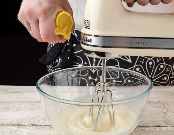 Приготовим глазурь. Взбить белок, добавить сахарную пудру и взбить добела, добавляя лимонный сок.
