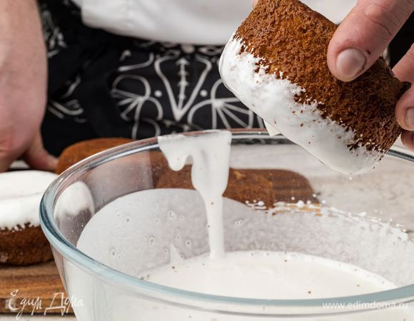 Остывшие куличи окунуть в глазурь и украсить по желанию.