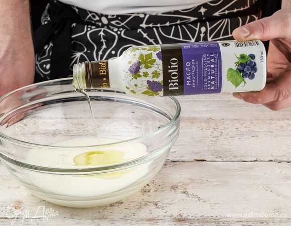Соединить йогурт и виноградное масло Biolio.