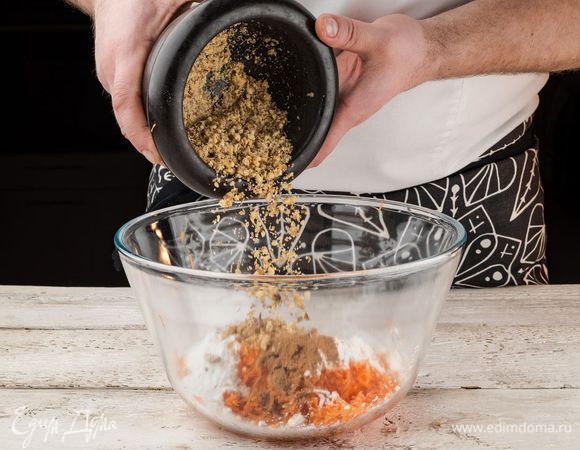 Морковь очистить и натереть на мелкой терке. Яйца разделить на белки и желтки. В одной емкости соединить желтки, сахар, цедру и сок лимона. Все хорошо взбить. Орехи смолоть в крошку, добавить к массе. Также ввести в тесто крахмал, разрыхлитель и корицу.
