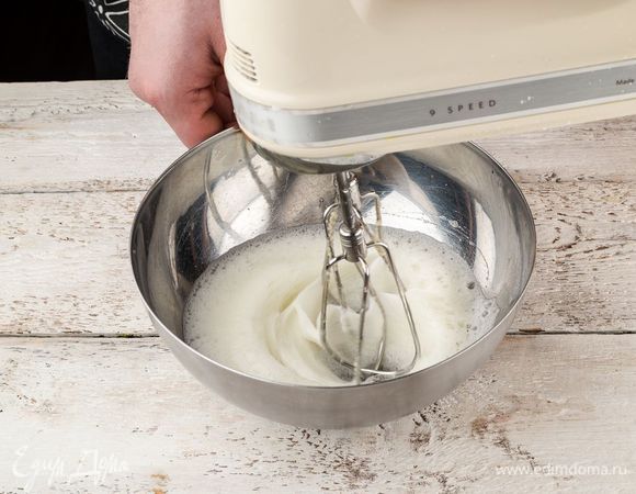 Белки взбить до устойчивых пиков. 