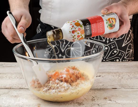 Добавить абрикосовое масло Biolio и все хорошенько перемешать.