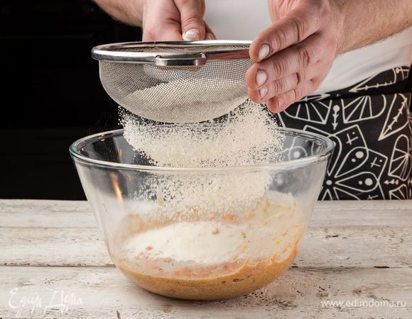 Просеять в тесто муку.