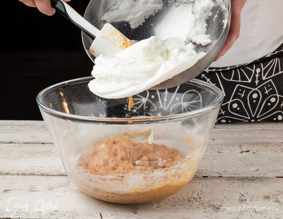 Добавить взбитые белки. Все хорошо перемешать.