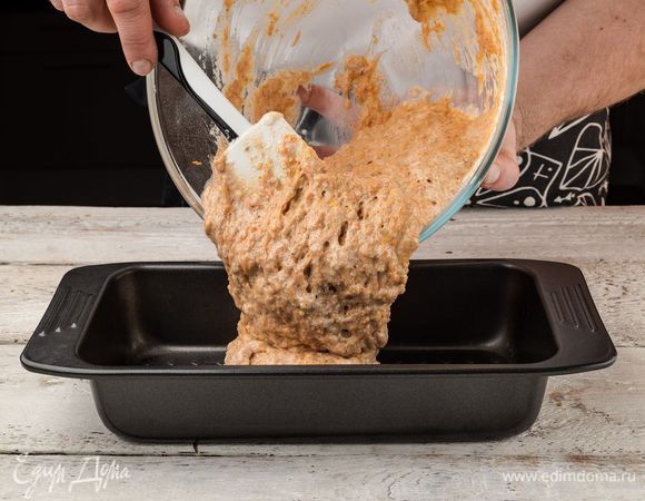 Форму смазать сливочным маслом, выложить тесто на 2/3. Выпекаем при 180°С 25 минут.
