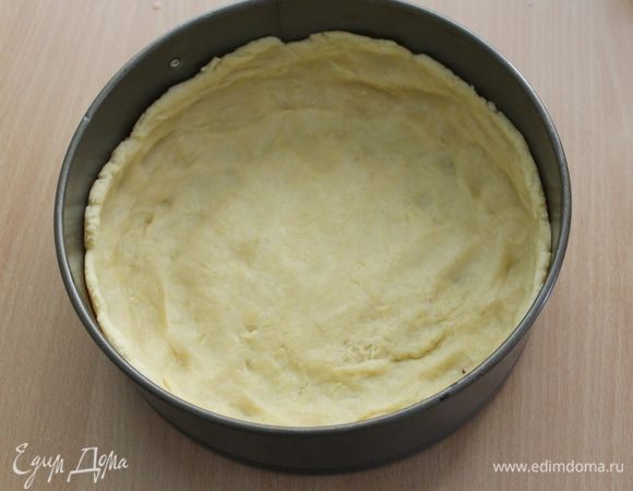 Выложите тесто в форму диаметром 20 см. И отправьте в холодильник.