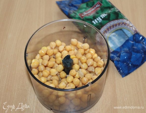 Отварите заранее нут ТМ «Националь» и измельчите блендером.