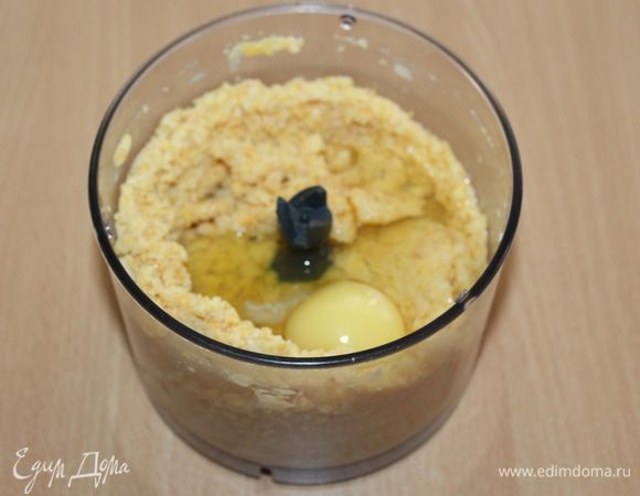 Добавьте яйцо и оставшийся белок, снова взбейте.