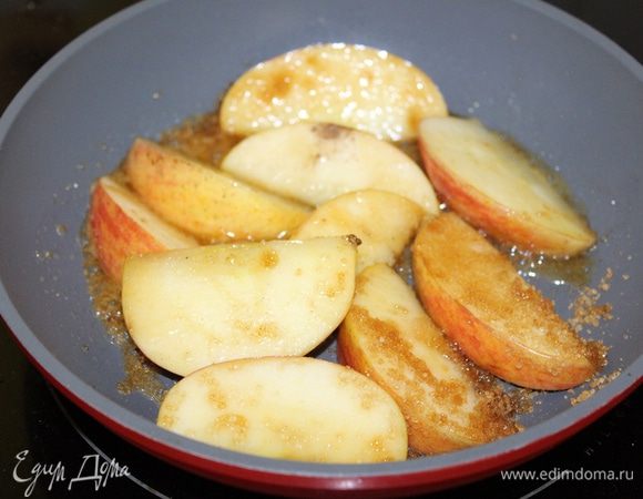 Разогрейте сливочное масло, положите яблочные дольки, посыпьте сахаром с корицей и слегка обжарьте.