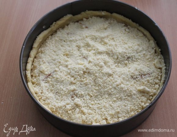 Посыпьте пирог крошкой.