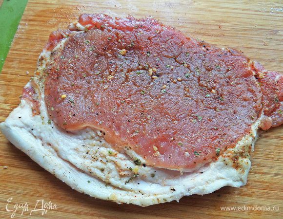 Мясо для отбивных отбить.