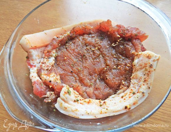 Полить соевым соусом. Оставить в холодильнике друг на дружке на несколько часов или на ночь.