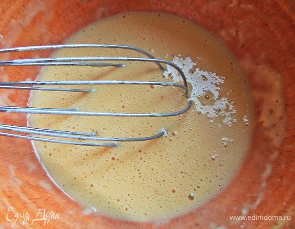 Перед жаркой делаем льезон: взбить яйцо с водой и мукой.