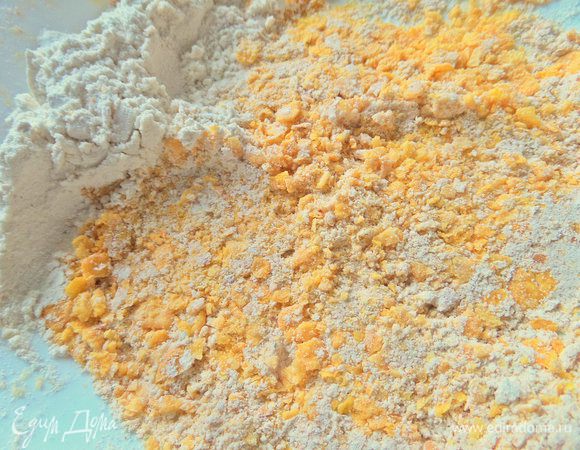 Для панировки смешать примерно пополам хлопья, сухари домашние и муку с паприкой. Мы делаем заранее побольше и часто используем.