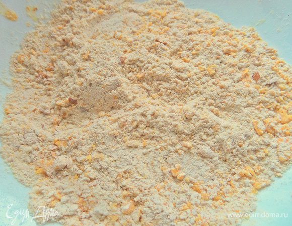 Потолочь через пакет в крошку.