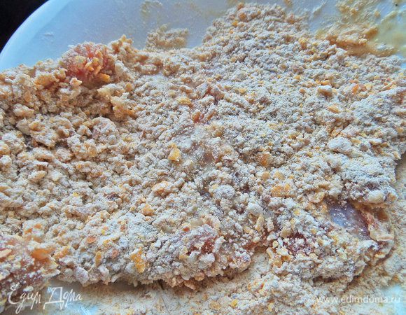 Затем обвалять хорошенько в сухарях.