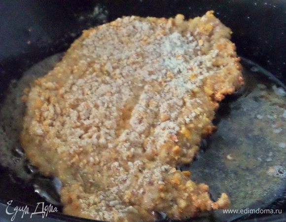 Раскалить в воке масло и перенести в него мясо. Жарить 8-10 минут.