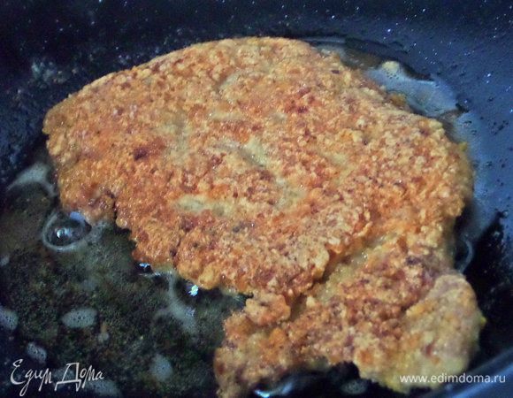 Перевернуть и жарить снизу до золотистой корочки минут 5.