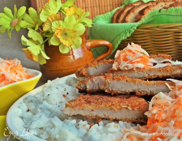 Корочка у отбивных остается хрустящая, все вместе очень вкусно.