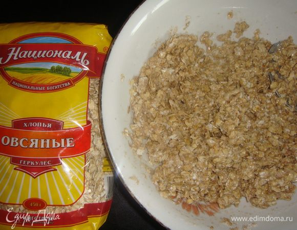 Вливаем подсолнечное масло и воду. Все тщательно перемешиваем.