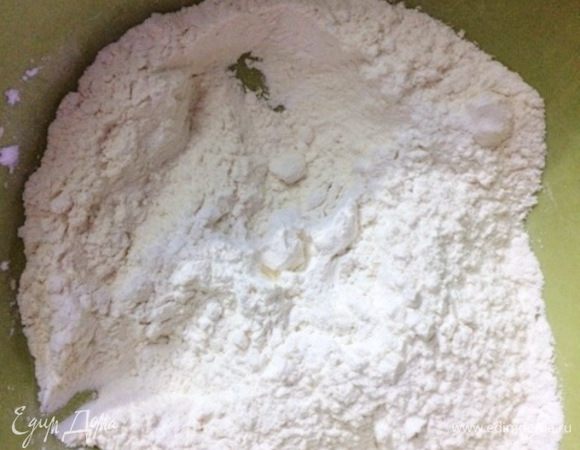 Просеять муку, разрыхлитель, соль, крахмал, все смешать.